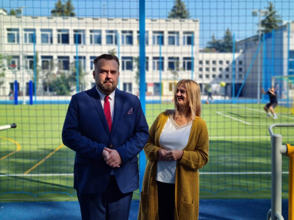 Podczas odbioru zmodernizowanych boisk Zespołu Szkół nr 1(dawne Technikum Kolejowe)