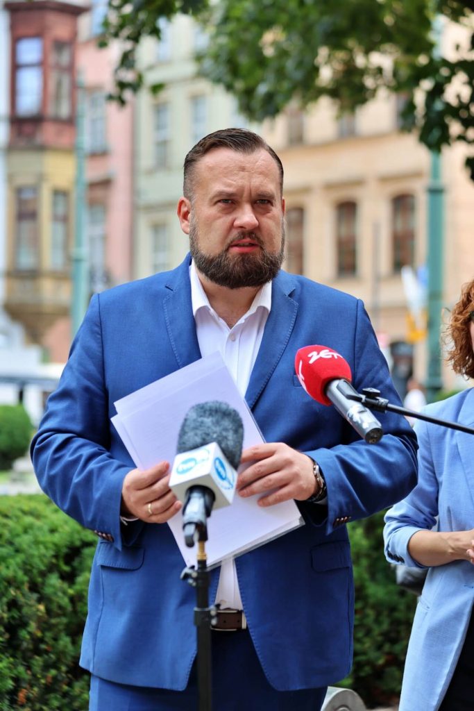 W ogniu pytań dziennikarzy