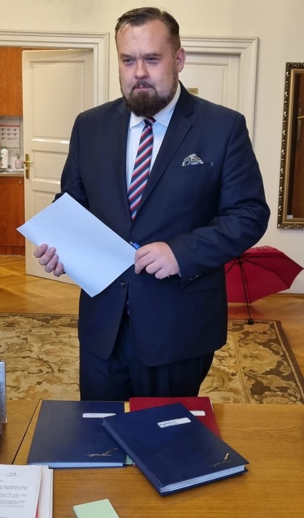 Moment złożenia uchwały w sprawie zwiększenia dofinansowania dla żłobków i klubów malucha